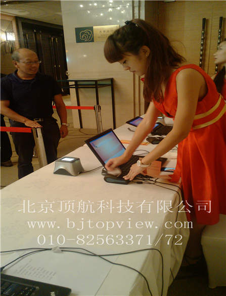 <p> <span style="background-color: rgb(246,246,246); font-family: Arial; font-size: medium">2013年8月21日索尼之夜客户答谢晚宴在北京万达索菲特大酒店举行，会议采用二维码邀请函现场签到，并连接小票打印机根据二维码打印客户对应的桌号，客户可以根据打印的桌号快速的找到自己的座位。晚宴现场采用二维码编号进行抽奖。 </span></p>
<p> </p>