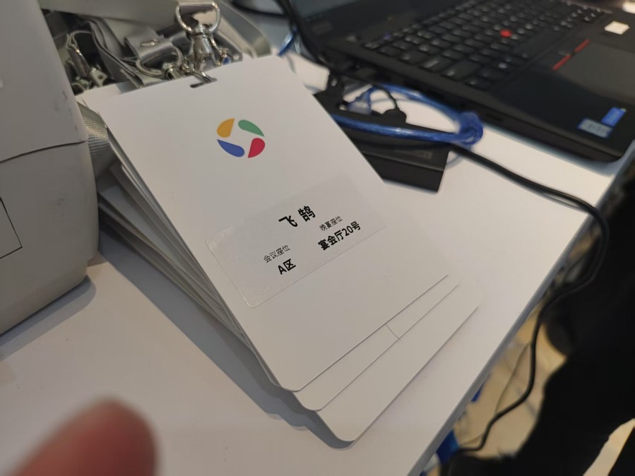 <h1><strong><span style="font-size: x-large;"><span style="font-family: 宋体;"><span style="font-weight: 600;">二维码电子签到技术成功应用于腾讯应用宝跨端生态大会,高效管理嘉宾邀请与现场核验。</span></span></span></strong><span style="font-weight: 600;"><br />
<br type="_moz" />
</span></h1>
<ul style="margin: calc(var(--ds-md-zoom)*12px)0; padding-left: calc(var(--ds-md-zoom)*24px); color: rgb(64, 64, 64); font-family: quote-cjk-patch, Inter, system-ui, -apple-system, BlinkMacSystemFont, "Segoe UI", Roboto, "Noto Sans", Ubuntu, Cantarell, "Helvetica Neue", Oxygen, "Open Sans", sans-serif; font-size: 16.002px;">
<li>
<p class="ds-markdown-paragraph" style="margin-top: 0px; margin-right: 0px; margin-bottom: 0px !important; margin-left: 0px; font-size: var(--ds-md-font-size); line-height: var(--ds-md-line-height);"><span style="font-weight: 600;">专属邀请函生成:</span> 为保障客户信息保密,系统为每位嘉宾生成专属电子邀请函。邀请函包含嵌入的电子签到二维码、会议座位及晚宴座位等关键信息。<br />
</p>
</li>
<li style="margin-top: 4px;">
<p class="ds-markdown-paragraph" style="margin-top: 0px; margin-right: 0px; margin-bottom: 0px !important; margin-left: 0px; font-size: var(--ds-md-font-size); line-height: var(--ds-md-line-height);"><span style="font-weight: 600;">分类邀请函管理:</span> 根据嘉宾类别,系统自动生成<span style="font-weight: 600;">6种</span>不同类型的<span style="font-weight: 600;">离线式专属电子邀请函</span>。<br />
</p>
</li>
<li style="margin-top: 4px;">
<p class="ds-markdown-paragraph" style="margin-top: 0px; margin-right: 0px; margin-bottom: 0px !important; margin-left: 0px; font-size: var(--ds-md-font-size); line-height: var(--ds-md-line-height);"><span style="font-weight: 600;">高效现场核验:</span> 嘉宾抵达会场后,出示电子邀请函。通过我司二维码电子签到设备进行快速核验与核销,即时确认身份。<br />
</p>
</li>
<li style="margin-top: 4px;">
<p class="ds-markdown-paragraph" style="margin-top: 0px; margin-right: 0px; margin-bottom: 0px !important; margin-left: 0px; font-size: var(--ds-md-font-size); line-height: var(--ds-md-line-height);"><span style="font-weight: 600;">一体化通行凭证:</span> 核验成功后,设备实时打印参会证件。嘉宾凭此证件,即可通行大会所有区域。</p>
</li>
<li style="margin-top: 4px;">
<p class="ds-markdown-paragraph" style="margin-top: 0px; margin-right: 0px; margin-bottom: 0px !important; margin-left: 0px; font-size: var(--ds-md-font-size); line-height: var(--ds-md-line-height);"> </p>
</li>
</ul>